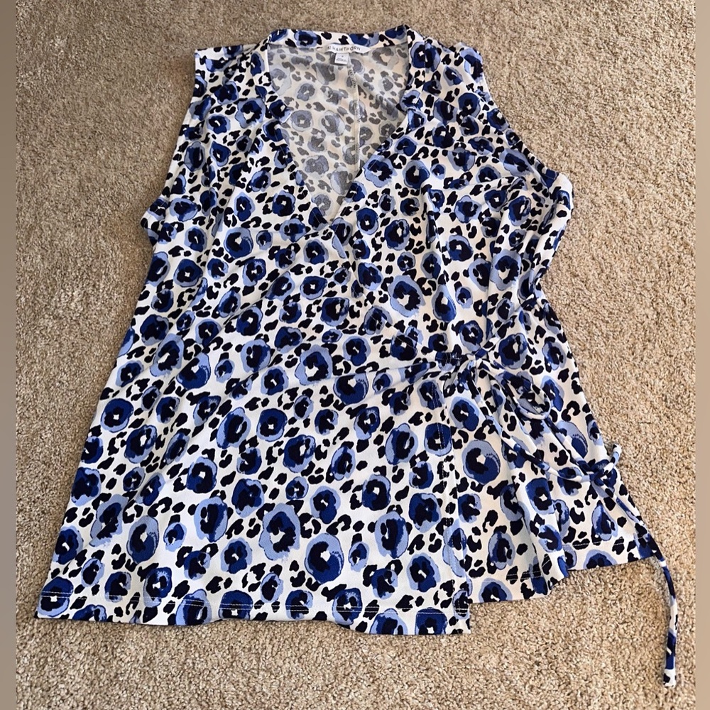 41 Hawthorn Sleeveless Blue and White Leopard Print Wrap Top. Size M